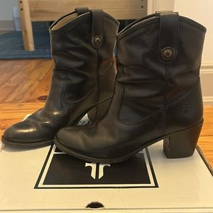 Frye Jackie Button Short - black